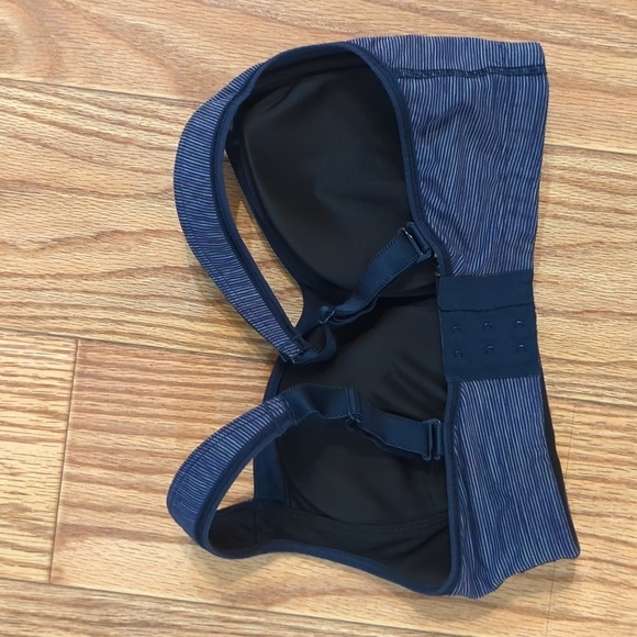 Lululemon Ta Ta Tamer Sports Bra Size Purple Stripe Underwire Padded Size 32DD - Picture 2 of 3